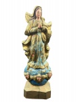 ARTE SACRA, uma (1) imaginária confeccionada em madeira entalhada a mão representando Nossa Senhora da Conceição, esmaltada em policromia, olhos em vidro, e fissura na madeira, vide foto, medindo 48,5cm de altura.