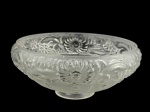 VIDRO, uma (1) cúpula confeccionada em vidro satinne, moldado por elementos florais em relevo e realces translúcidos, apresentando discretos bicados no encaixe do bocal e na borda, medindo 8x16,5cm.