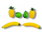 MURANO, seis (6) frutos confeccionados em vidro de Murano de modelos e tonalidades distintas, sendo 2 abacaxis, 1 maça, 1 pera e 2 bananas, 1 abacaxi com colado, maior fruta medindo 21cm e menor 7,5cm.