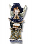 ARTE SACRA, uma (1) escultura de parede representando figura angelical confeccionada em cerâmica vitrificada com pintura policromada, assinada no verso, porém, sem resultados de pesquisa, medindo 34x17cm, apresentando bicados.