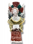 ARTE SACRA, uma (1) escultura de parede representando figura angelical confeccionada em cerâmica vitrificada com pintura policromada, assinada no verso, porém, sem resultados de pesquisa, medindo 32,5x15cm.