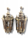 LUMINÁRIAS, par (2) de lanternas em madeira entalhada com patina escura, com estrutura sextavada, decoração vazada em estilo mourisco/gótico, arcos ogivais, pináculos superiores e detalhes recortados em formato ornamental. Peças com acabamento envelhecido, adornos superiores com acabamento torneado, 1 apresentando colado, falhas na patina, ambas sem base e sem vidros laterais, medindo 5x24x24cm.