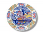 FAIANÇA ORIENTAL, um (1) medalhão confeccionado em faiança na tonalidade creme, decorado por gueixas, elementos florais e geométricos em rica policromia com realces em tom azul, medindo 41cm de diâmetro.