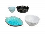 PORCELANAS e CERÂMICAS, lote com quatro (4) peças de modelos, tamanhos e decorações distintas, sendo 2 bowls, 1 petisqueira no feitio de folha (bicada) e 1 petisqueira com recortes na borda, bowls medindo 6,5x12,5cm e 6x8cm, folha medindo 20x12,5cm, 1 petisqueira com recortes 16cm.