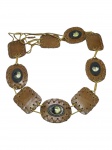 ACESSÓRIO FEMININO, um (1) cinto confeccionado em couro na tonalidade marrom, decorado por apliques em metal dourado com incrustação de chifre polido, medindo 150cm de comprimento.