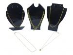 BIJUTERIAS, lote com cinco (5) colares confeccionados em metal dourado, de modelos, tamanhos e decorações distintas, apresentam sinais de uso, medindo cada 40cm, 41cm, 50cm, 43,5cm e 45cm de comprimento.