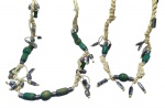 BIJUTERIAS, dois (2) colares em cordão trançado de tom bege, adornado com contas verdes em madeira pintada e arremates plásticos imitando metal prateado, com pingentes pendentes no mesmo padrão decorativo, medindo 40cm e 50cm.