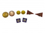 BIJUTERIAS, lote com quatro (4) pares de brincos de pressão de modelos, tamanhos, decorações e materiais distintos, apresentam sinais de uso, maior medindo 3,5cm e menor 2cm.