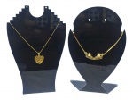 BIJUTERIAS, dois (2) cordões confeccionados em metal dourado, sendo: A) 1 com pingente em forma de coração com inscrições MÃE em vazados, fecho tipo boia, medindo 51cm de comprimento e B) 1 com pingente estilo art noveau, elementos vazados, incrustação de zircônias e pérolas sintéticas, fecho tipo boia, medindo 41,5cm de comprimento. Sinais de uso.