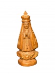 ARTE SACRA, uma (1) imaginária representando Nossa Senhora de Aparecida confeccionada em madeira entalhada a mão, medindo 11cm de altura.