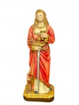 ARTE SACRA, uma (1) imaginária representando Santa Bárbara confeccionada em estuque patinado em policromia com realces em douração, apresenta leves bicados na parte traseira, medindo 33cm de altura.