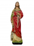 ARTE SACRA, uma (1) imaginária representando Santa Bárbara confeccionada em estuque patinado em policromia, apresenta bicados e pequenas falhas na patina, medindo 24,5cm de altura.