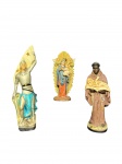ARTE SACRA, lote com três (3) imagens distintas, sendo: A) 1 Nossa Senhora do Perpétuo Socorro em resina policromada, medindo 14,5cm de altura, B) 1 São Benedito com Menino Jesus em estuque, medindo 16,5cm e C) 1 Santa Joana d'Arc em estuque com pequenos bicados, medindo 21cm de altura.