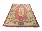 TAPETE, um (1) tapete Kilim, medindo 300x204cm.