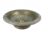 METAL PRATEADO - (1) Bacia para gomil confeccionada em metal espessurado à prata , cinzelada por guirlanda de flores e folhagens em relevo , caneluras e fitas cruzadas , apresenta sinas de oxidação , necessita banho e solda no fundo , medida : 13 x 46 cm