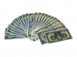 CÉDULAS, vinte e cinco (25) cédulas antigas brasileiras, de diferentes períodos e padrões monetários, incluindo exemplares de 1 Cruzeiro, 2 Cruzeiros, 1.000 Cruzeiros e outras variações, dispostas em conjunto. Peças com sinais de circulação, algumas com manchas e sinais de dobra.