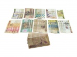 CÉDULAS, trinta e uma (31) cédulas antigas brasileiras, de diferentes períodos e padrões monetários, incluindo exemplares de Cruzeiro, Cruzado, Cruzado Novo e Cruzeiro Real, com valores variados como 50, 100, 500, 1.000, 10.000, 50.000 e 100.000. Peças com sinais de circulação, dobras, manchas, desgastes nas bordas e marcas do tempo.