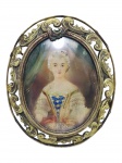 COLECIONISMO, uma (1) pintura sobre celuloide representando Dama Antiga, em policromia, moldura em metal dourado com rico cinzelado vegetalista em vazados, apresentando leves mossas, falhas na douração e na pintura, medindo 11,5x9,5cm.