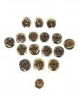 METAL DOURADO, dezoito (18) abotoaduras confeccionadas em metal dourado, no formato de ferradura, com monograma central esmaltado em tom vinho, numeradas, medindo 1,8cm e somente 1 medindo 1,4cm. Algumas com falhas na douração.