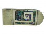 METAL PRATEADO, um (1) clipe de dinheiro confeccionado em alpacca com incrustação de abalone formando grega, medindo 6x2,5cm.