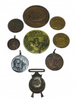 MEDALHAS, nove (9) medalhas distintas, sendo 8 em bronze e 1 em metal prateado, 4 c/ alça para pendente, com inscrições como YFU, C.M.V.M Salão de Artes Vila Militar, Sociedade Baptista do Carmo Petrópolis e S.P.B.A. Peças com relevos decorativos, brasões, figuras alegóricas e inscrições comemorativas, modelos e tamanhos distintos, maior medindo 7cm e menor 3cm.