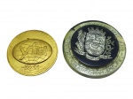 MEDALHAS, duas (2) medalhas comemorativas, sendo: A) uma em bronze com inscrição YFU  Youth for Understanding  Ann Arbor Michigan, medindo 7cm e B) uma em resina com com acabamento escurecido, aplicação central com brasão de Maricá e fita azul, medindo 9cm.
