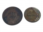 NUMISMÁTICA, lote composto por duas (2) moedas brasileiras antigas em bronze, do período da República dos Estados Unidos do Brazil, sendo uma moeda de 40 Réis, ano 1909, com inscrição A Economia Faz a Prosperidade, valor ao centro em círculo perolado e, na outra face, Cruzeiro do Sul com estrelas e legenda republicana; e uma moeda de 20 Réis, ano 1912, conhecida pelo lema Vintém Poupado, Vintém Ganho, com valor ao centro e brasão republicano na outra face. Peças com sinais de circulação, oxidação, escurecimento do metal, 40 reis medindo 3cm e 20 reis 2,5cm.