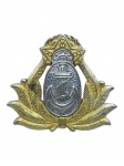 MILITARIA, um (1) distintivo / broche de lapela ou quepe, confeccionado em PRATA DE LEI, contrastado Sterling, com composição em tons prateado e dourado, trazendo brasão central em relevo com âncora, estrela na parte superior e ornamentos laterais em formato de folhas/lauréis, medindo 3x3,5cm e pesando 9,8g.