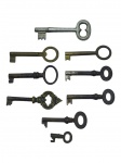 COLECIONISMO, nove (9) chaves antigas confeccionadas em metal, de diferentes tamanhos, formatos e acabamentos, algumas com sinais de oxidação, maior medindo 7cm e menor 2,5cm.