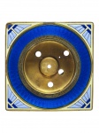RELÓGIO, uma (1) caixa para relógio despertador confeccionado em bronze, decoração art noveau esmaltada nas tonalidades azul e branco, aro cinzelado em gregas com vidro semi abaulado, leves falhas na pintura e pequena mossa na borda, medindo 8x8cm.