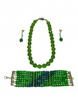 BIJUTERIAS, lote com três (3) peças com contas confeccionadas em cristais facetados na tonalidade verde com fecho em metal dourado, sendo: A) 1 colar, fecho tipo gaveta com ausência nas pedrarias, medindo 46,5cm, B) 1 bracelete com 8 fios, fecho tipo lagosta, medindo 20cm e C) par de brincos para orelha furada, medindo 5cm.