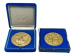 MEDALHAS, duas (2) medalhas em bronze, acondicionadas em estojos azuis, sendo uma alusiva ao C.M.V.M  II Salão de Artes  Vila Militar, com relevo de construção e ramos laterais, e outra medalha de premiação artística, com figuras alegóricas em relevo e medalhão central, trazendo no verso a inscrição Mostra de Arte Internacional ABD-COP  O Globo  1979, medindo 6,5cm e 6cm. Estojo de papel com desgastes.