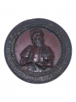 MEDALHA, uma (1) medalha comemorativa em bronze, alusiva ao Descobrimento do Brazil  22 de Abril de 1500, trazendo em uma face busto em relevo do Almirante Pedro Álvares Cabral e, no verso, cena em relevo com embarcações e personagens em paisagem fluvial, com inscrições como Amazonas, Juruá, Oiapoque, Gonçalo Pizarro e Pedro de Ursua, apresenta mossas na borda, vide foto, medindo 7cm.
