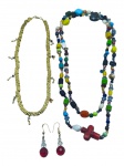 BIJUTERIAS, lote composto por três (3) peças, sendo: A) um (1) colar com contas confeccionadas em metal dourada, com pequenos pingentes laterais finalizados em pedrarias, fecho tipo lagosta, medindo 42cm, B) um (1) colar longo com contas coloridas em diferentes formatos, com pingente em formato de cruz, medindo 52cm; e C) um (1) par de brincos com contas facetadas transparentes e vermelhas em cristal com monture em metal dourado, medindo 4,5cm.