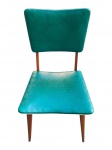 MOBILIÁRIO DESIGN, uma (1) cadeira confeccionada em madeira clara, pés palito, assento e encosto estofados em vinil na cor verde, design simples de inspiração anos 50/60, medindo 88x47x42cm, 2 ínfimos furos no assento.