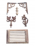 DIVERSOS, seis (6) peças decorativas em ferro fundido, sendo: A) par de mãos francesas ornamentais vazados com arabescos, B) um aplique pequeno em relevo, C) dois suportes/ganchos decorativos com motivos florais e D) uma grade/respiradouro retangular vazado, sinais de oxidação, maior peça medindo 45x28cm e menor 20,5x7cm.