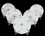 MZ Moritz Zdekauer (Produzida após 1918, ano da independência da Checoslováquia), seis (6) pratos para sobremesa confeccionados em porcelana theca na tonalidade branca, decorada por flores e folhagens em policromia, realces vegetalistas em relevo na pasta e filete em ouro na borda, apresenta falhas na douração, medindo 19,5cm de diâmetro.