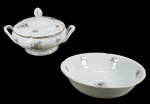 MZ Moritz Zdekauer (Produzida após 1918, ano da independência da Checoslováquia), duas (2) peças, sendo: A) 1 terrina com tampa colada, medindo 17x27x17cm e B) 1 saladeira, medindo 7x25cm, confeccionadas em porcelana theca na tonalidade branca, decorada por flores e folhagens em policromia, realces vegetalistas em relevo na pasta e filete em ouro na borda, apresenta falhas na douração.
