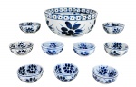 PORCELANA MONTE SIÃO, dez (10) peças peças confeccionadas em porcelana na tonalidade branca com pintura floral na tonalidade azul, sendo: A) 1 saladeira, medindo 11x24cm e B) 9 recipientes para sobremesa, medindo 5x10cm, 1 com pequeno bicado na borda.