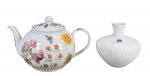 PORCELANA e FAIANÇA, lote com duas (2) peças, sendo: A) 1 bule para chá confeccionado em porcelana na tonalidade branca, ricamente decorada por elementos florais e insetos em policromia, medindo 14,5x22,5x9cm e B) 1 vaso confeccionado em faiança vitrificada na tonalidade branca da marca SANGUETSU, corpo bojudo com caneluras em relevo, medindo 12cm de altura.