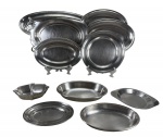 METAL INOX, lote com onze (11) peças confeccionadas em aço inox, sendo: A) 1 travessa para peixe, medindo 50x21cm, B) 4 travessas ovais, medindo 32x22,5cm e menor 20x14,5cm, C) 3 travessas fundas, maior 4x38,5x21cm e menor 3x23x15cm, D) 1 molheira, medindo 4,5x17x12cm, E) 1 travessa redonda, medindo 24cm e F) 1 bandeja redonda, medindo 22,5x18cm. Todas peças com sinais de uso.