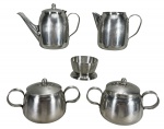 METAL INOX, lote com cinco (5) peças da manufatura FRACALANZA confeccionados em aço inox, sendo: A) 1 bule para chá, medindo 14,5x20x8cm, pega da tampa com sinais de cola, B) 1 leiteira, medindo 12x16x7,5cm, C) 2 açucareiros, 1 com tampa adaptada e ambas tampas com pega colada, medindo 11x18x8,5cm e C) 1 biscoiteira, medindo 5x8cm. Todas peças com sinais de uso.