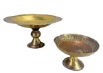 METAL DOURADO, lote com duas (2) peças, sendo: A) 1 fruteira confeccionada em metal dourado, bordas em ondulações e elementos geométricos, coluna torneada apoiada sobre base circular, falhas na douração e sinais de oxidação, medindo 21,5x40cm e B) 1 fruteira confeccionada em metal dourado, bordas onduladas, corpo em caneluras e perolados, haste cônica apoiada sobre base circular, falhas na douração e mossas, medindo 17,5x27cm.