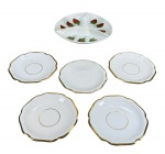 PORCELANAS, lote com seis (6) peças confeccionadas em porcelana na tonalidade branca, sendo: A) 1 petisqueira com três divisórias com pinturas de morangos em policromia, medindo 5x17,5cm e B) 5 pires para café da porcelana MAUÁ, borda em recortes filetados a ouro, apresenta falhas na douração e 1 bicado, medindo 13,5cm.