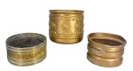 METAL DOURADO, lote com três (3) cachepots confeccionados em metal dourado de modelos, tamanhos e decorações distintas, um necessita solda na borda e 1 com mossa na borda, vendidos no estado da foto, maior medindo 17,5x20,5cm e menor 10,5x18cm.