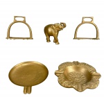 BRONZES, lote com cinco (5) peças confeccionadas em bronze com pintura dourada, sendo: A) 1 par de estribos marcado GARANTIDO, medindo 10,5x12cm, B) 1 escultura representando elefante, medindo 10x10,5cm, C) 1 cinzeiro com cinzelado floral, medindo 16,5cm e D) 1 cinzeiro em bronze indiano com cinzelado vegetalista, medindo 17,5x15cm.