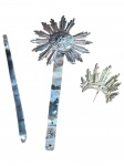 ARTE SACRA, lote com três (3) peças confeccionadas em metal sendo: A) 1 resplendor em metal prateado com cabo, cinzelado em repuxados e centro cinzelado por flor, faltando 2 petalas, medindo 15,5x7cm, B) 1 resplendor em metal dourado cinzelado por repuxados banhados a verméil, medindo 4,5x4cm e C) 1 cabo de resplendor em metal prateado, medindo 12,5cm de comprimento,