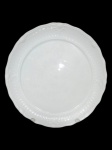 PORCELANA, uma (1) grande bandeja redonda confeccionadas em porcelana esmaltada na tonalidade branca, decorada por elementos geométricos e florais em relevo na borda, medindo 48cm.