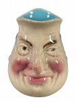 Sarreguemines, um (1) toby jug, confeccionado em cerâmica francesa, representando figura masculina, esmaltada em policromia, apresenta sinais de craquele, medindo 14x13,5x7cm, alça com restauro. (Fundada em 1790 na cidade de mesmo nome no nordeste da França, a fábrica tornou-se uma das maiores e mais importantes produtoras de faiança e porcelana do mundo no século XIX).
