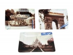Restoration Hardware, três (3) pequenas bandejas retangulares em porcelana na tonalidade branca, com decoração em estilo cartão-postal, apresentando imagens de monumentos e paisagens de Paris, incluindo Arco do Triunfo, Sacré-Cur e carrossel. Verso com marcação Restoration Hardware, peça exclusiva, ano 2005, medindo 15x11,5cm.